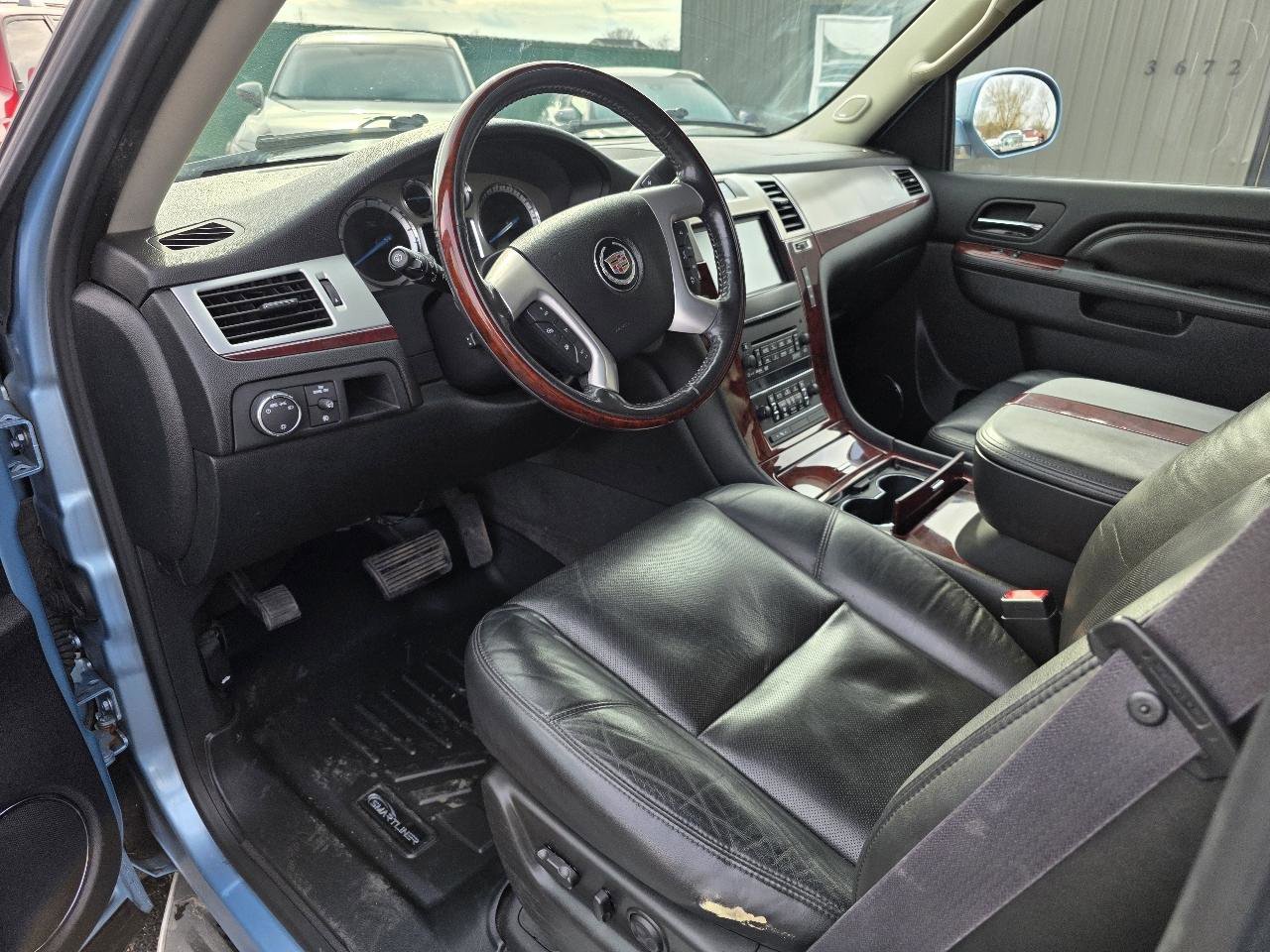 Used 2011 Cadillac Escalade Luxury AWD/4WD image 8
