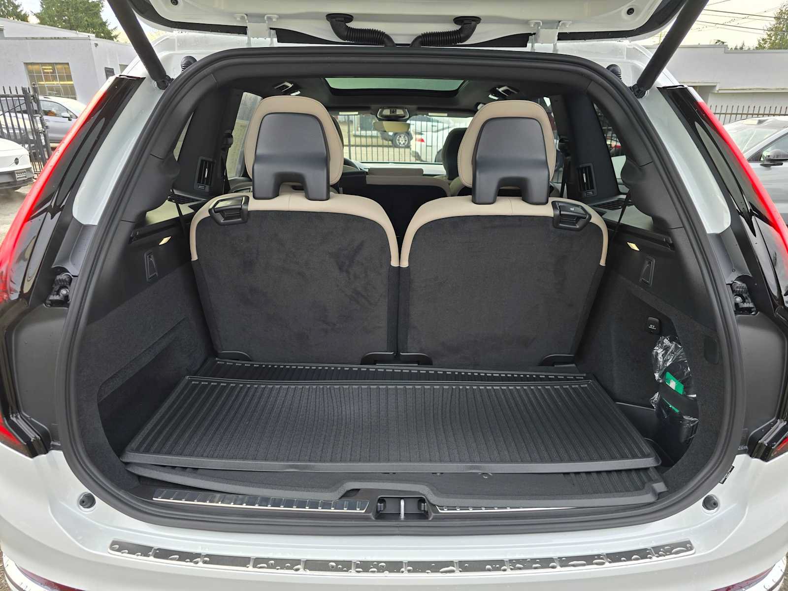 New 2026 Volvo XC90 B6 Plus w/ Protection Package Premier AWD/4WD image 17