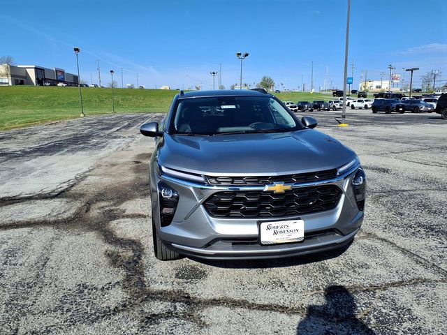 Used 2025 Chevrolet Trax LT w/ LT Convenience Package FWD image 3