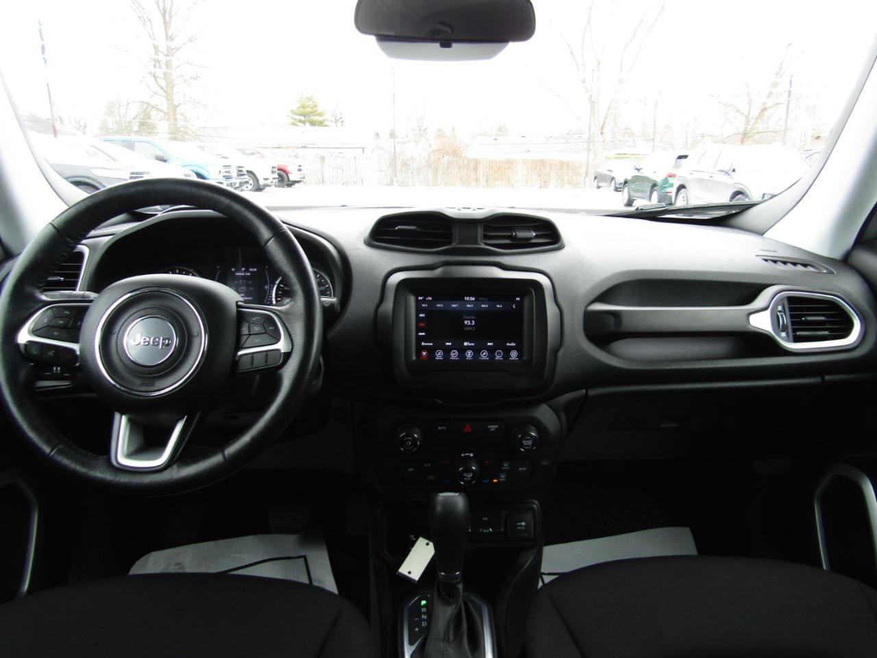 Used 2018 Jeep Renegade Latitude w/ Cold Weather Group FWD image 9