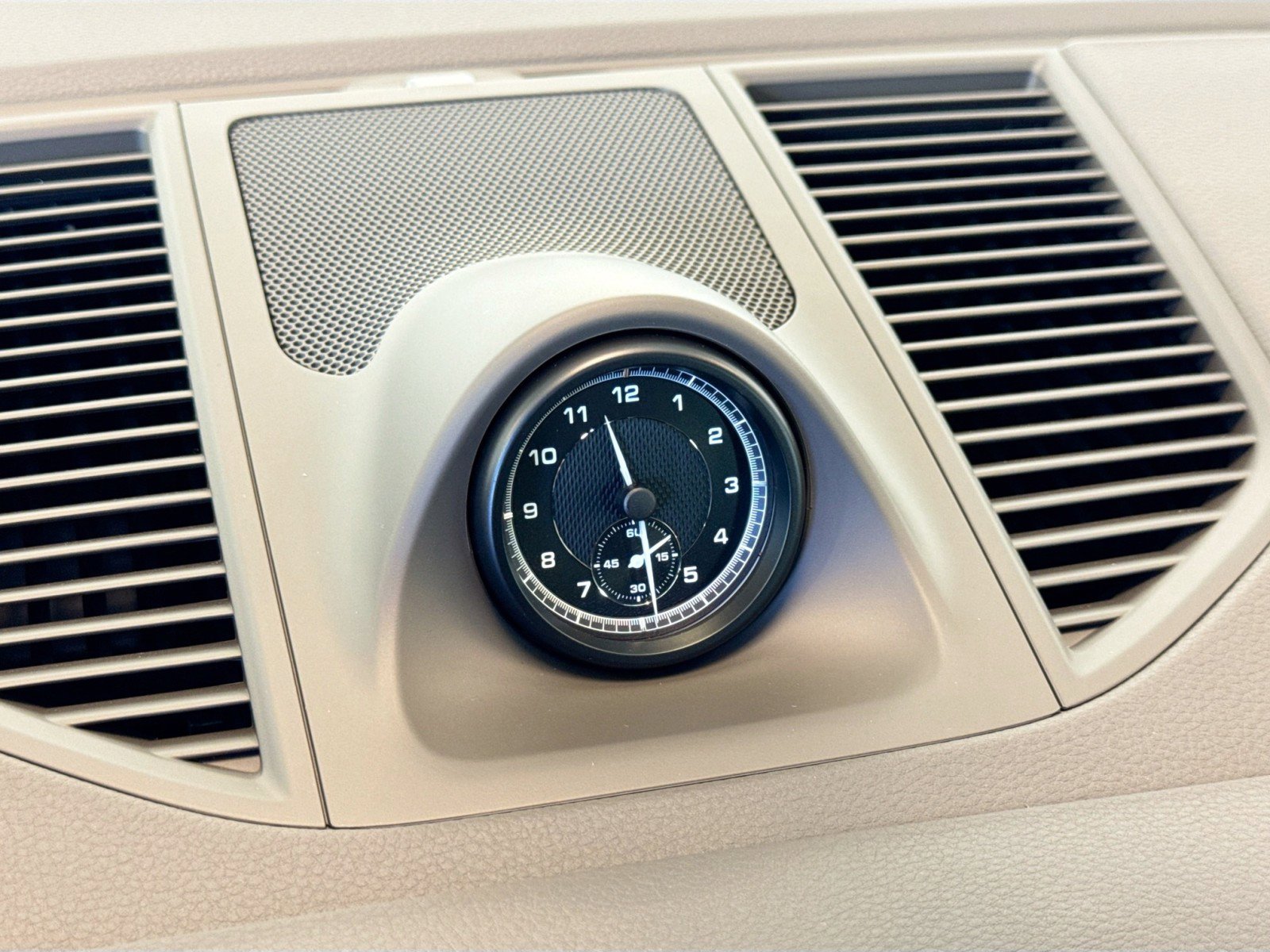 Certified 2025 Porsche Macan image 28