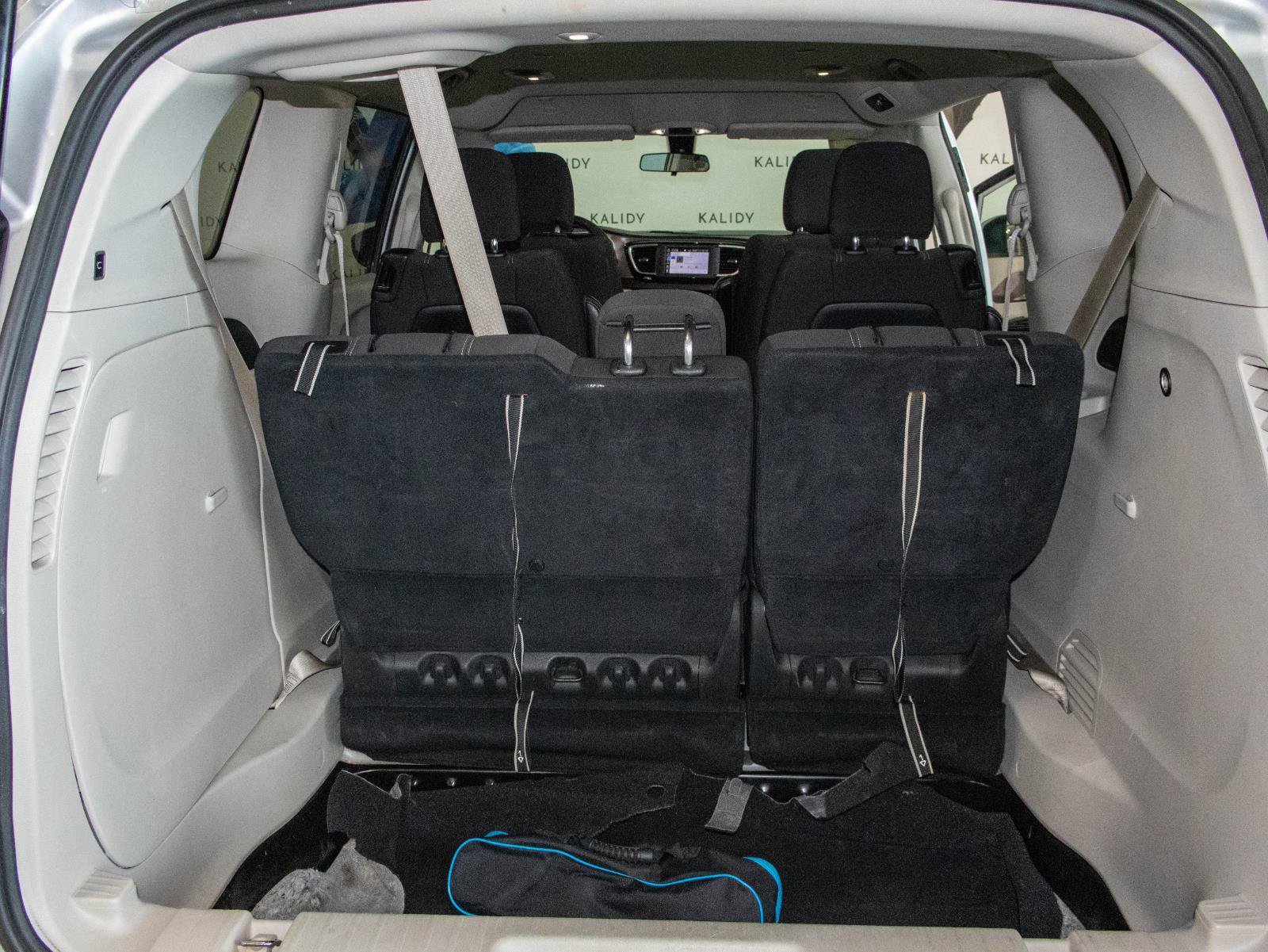 Used 2022 Chrysler Voyager LX FWD image 23