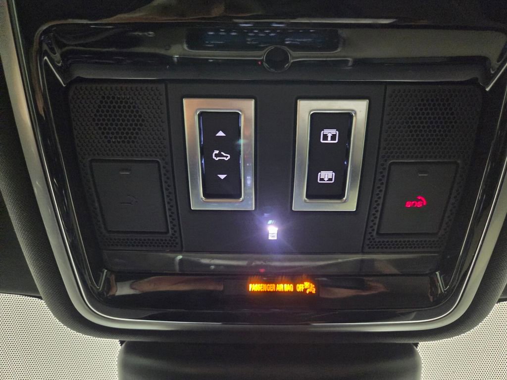 Used 2018 Land Rover Range Rover Velar R-Dynamic SE image 15