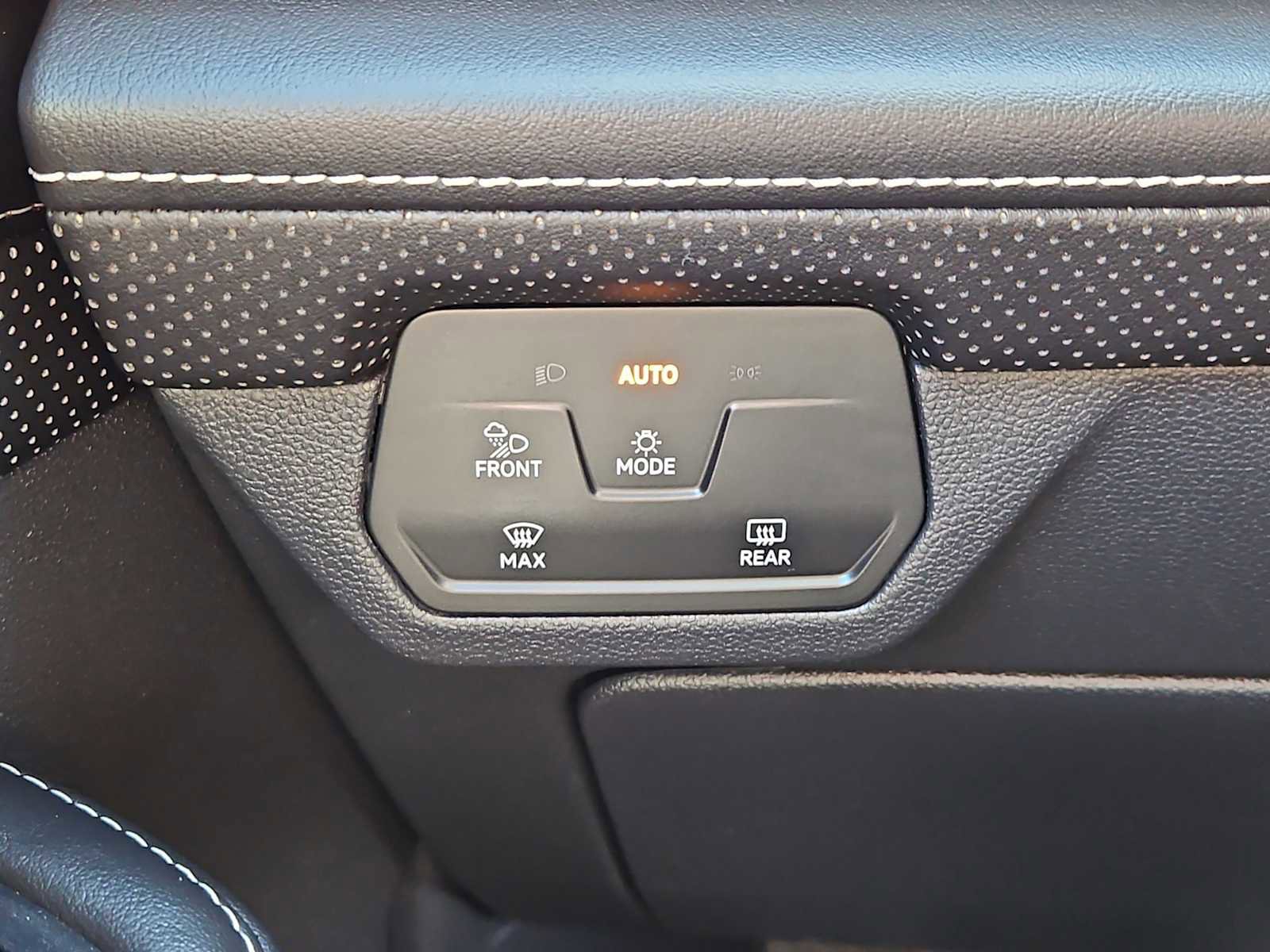Used 2024 Volkswagen Atlas SE AWD/4WD image 17