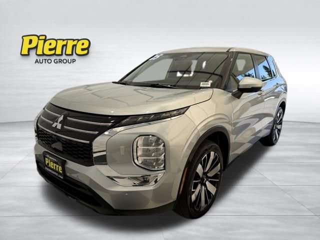 Used 2025 Mitsubishi Outlander SE