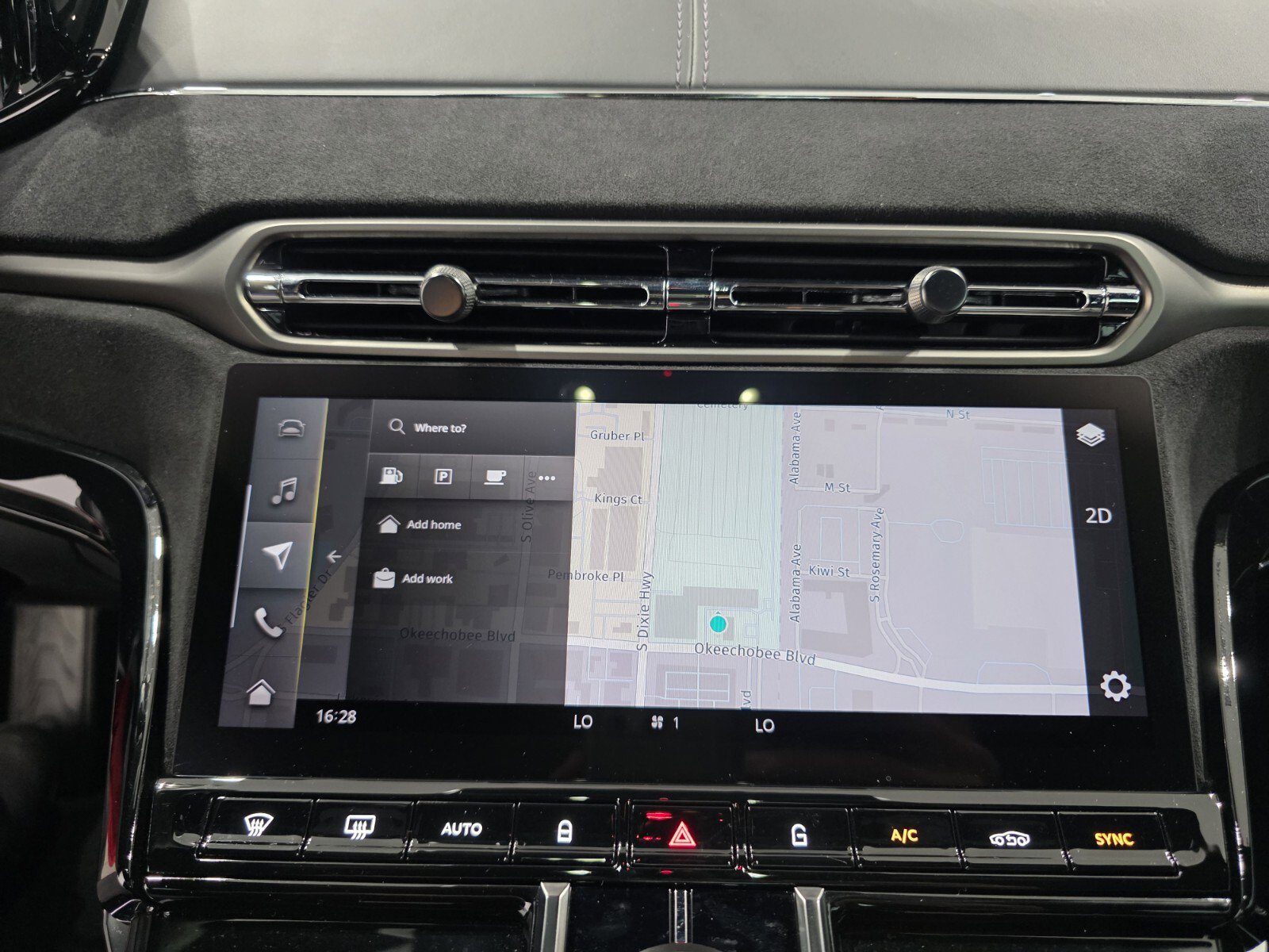 Used 2025 Aston Martin V8 Vantage Coupe image 14