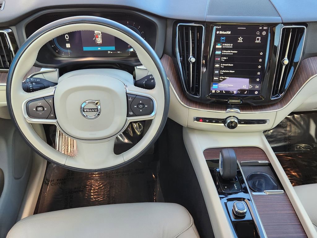 Used 2022 Volvo XC60 B5 Momentum AWD/4WD image 2