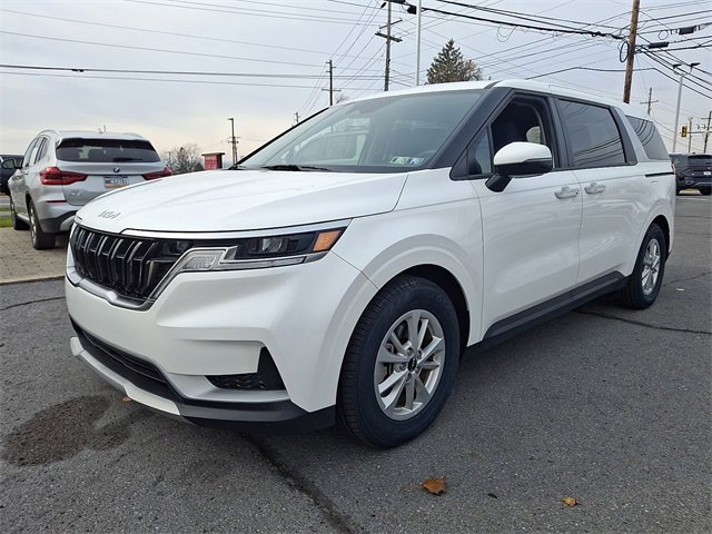 Used 2024 Kia Carnival LX image 3