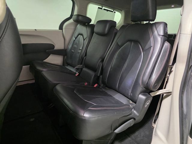 Used 2018 Chrysler Pacifica Touring-L FWD image 27