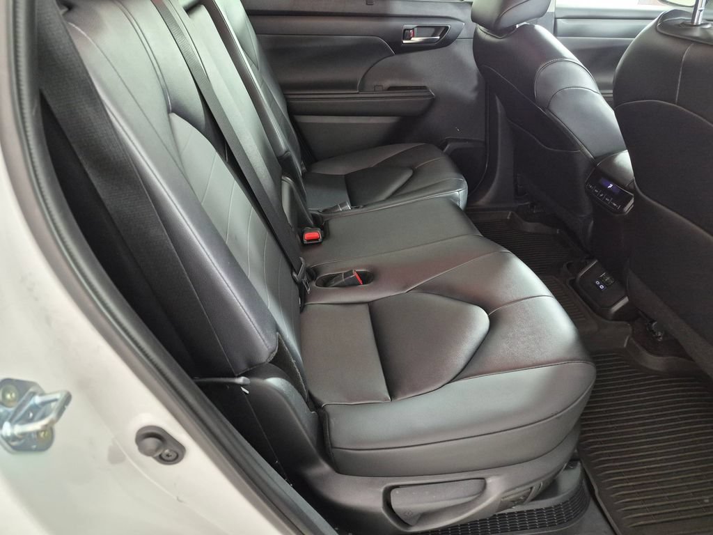 Used 2025 Toyota Highlander XLE AWD/4WD image 26