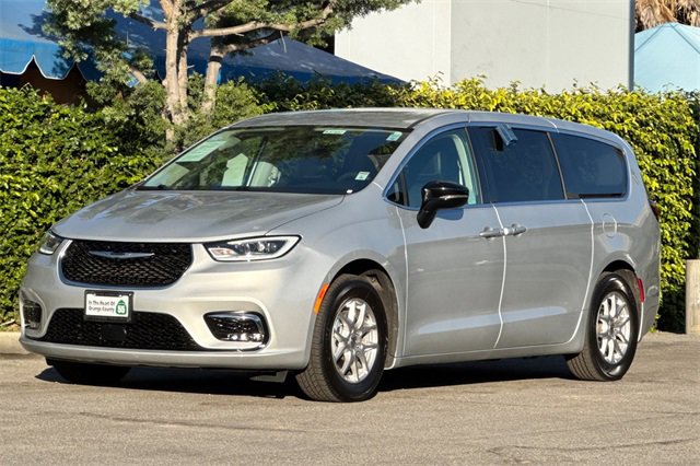 Used 2024 Chrysler Pacifica Touring-L image 8