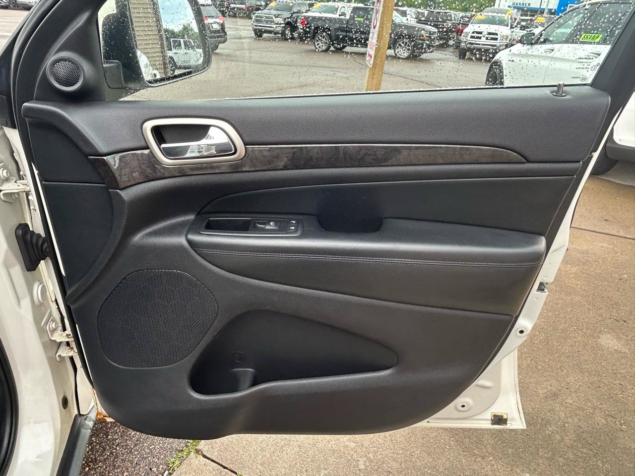 Used 2011 Jeep Grand Cherokee Laredo AWD/4WD image 16