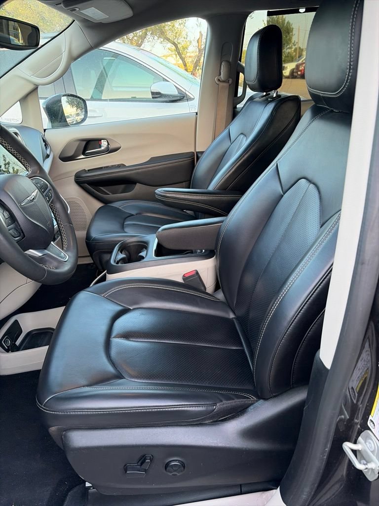 Used 2023 Chrysler Pacifica Touring-L FWD image 10
