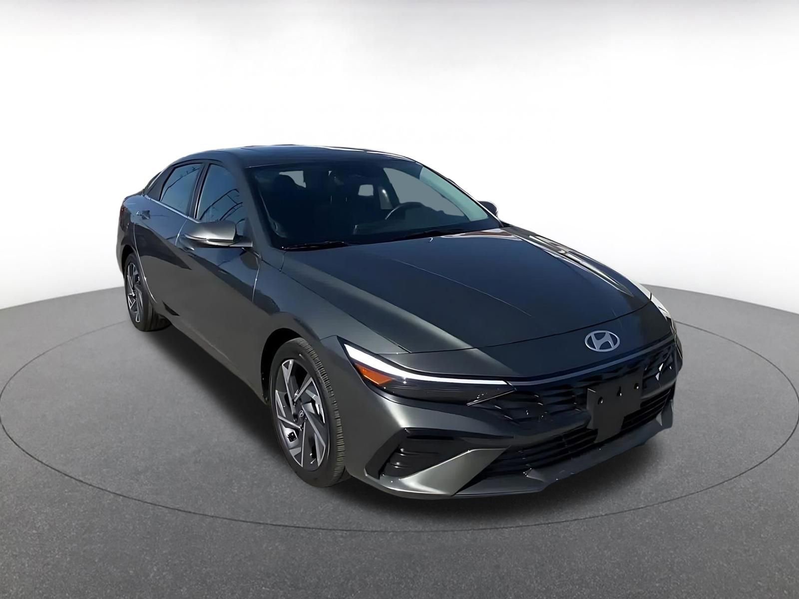 Used 2025 Hyundai Elantra Limited image 3