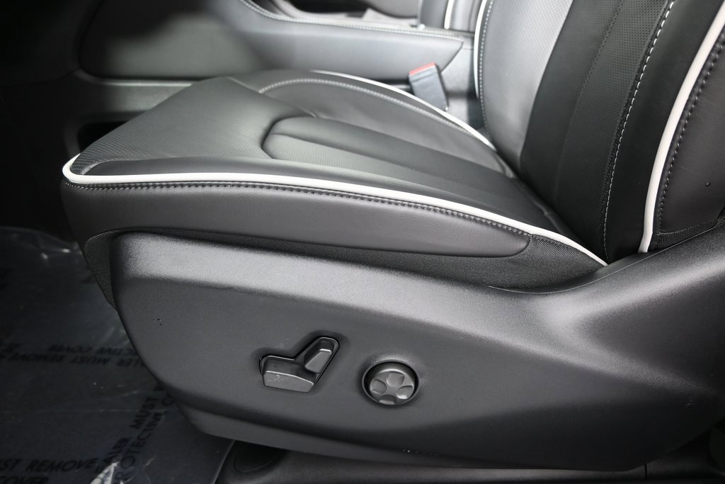 New 2026 Chrysler Pacifica Limited image 24