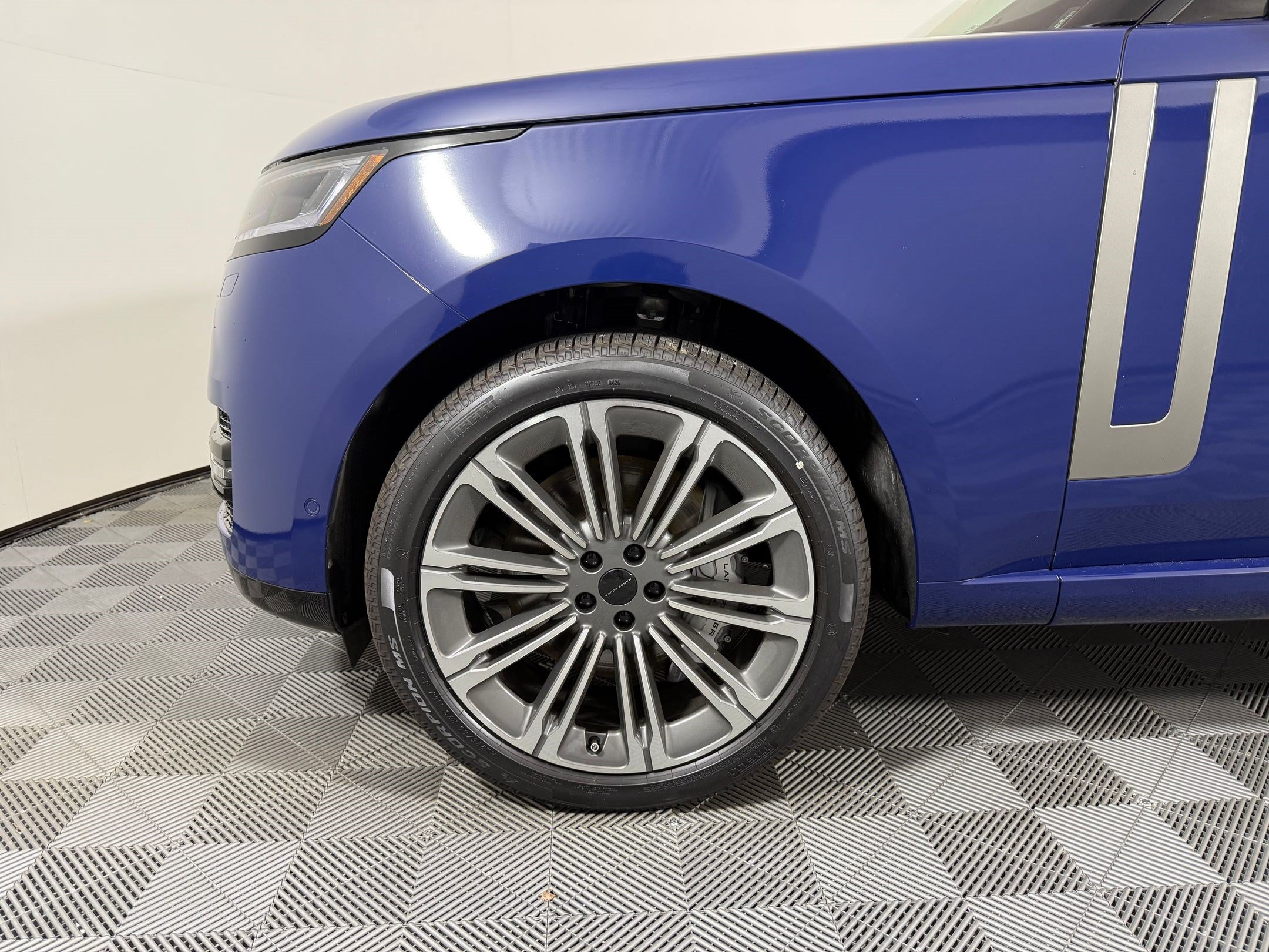 New 2026 Land Rover Range Rover Long Wheelbase SE AWD/4WD image 12
