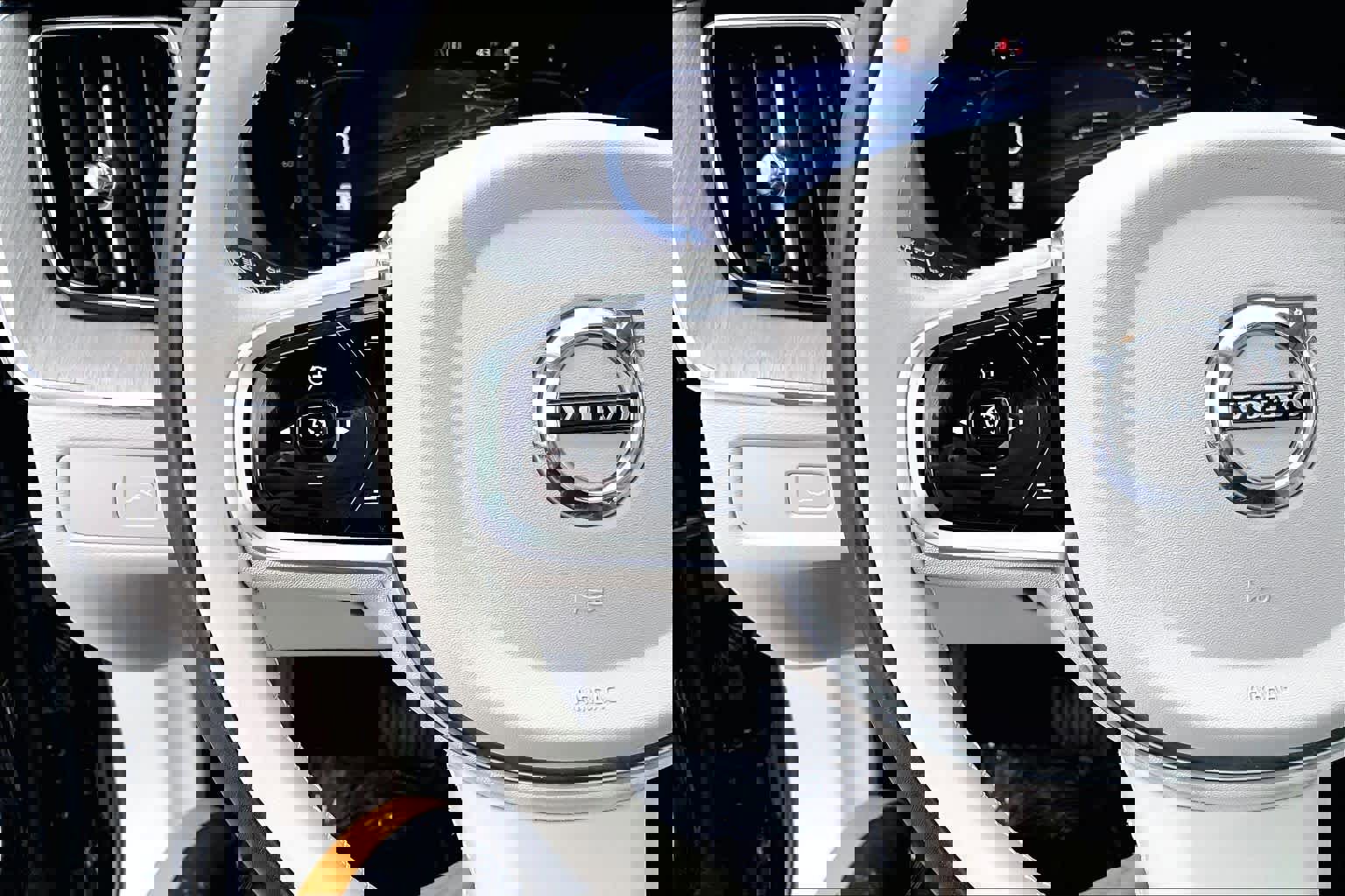 Certified 2023 Volvo XC60 B5 Plus w/ Protection Package Premier image 23