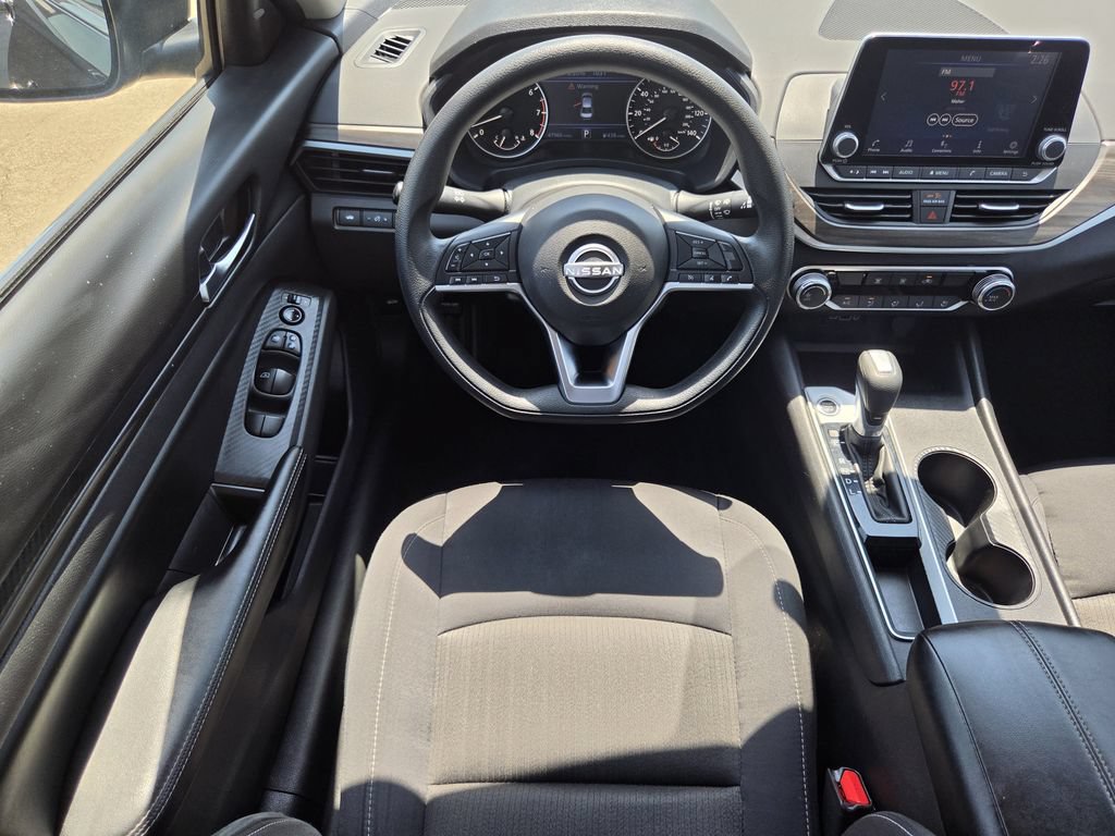 Used 2025 Nissan Altima 2.5 SV FWD image 13