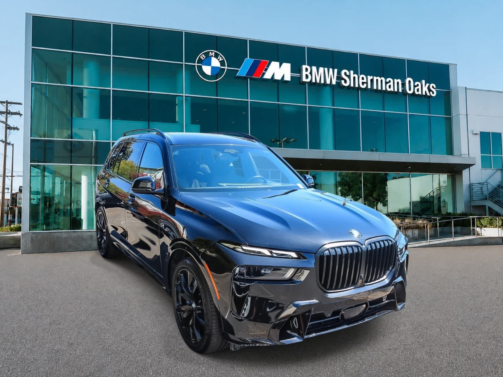 Used 2023 BMW X7 xDrive40i w/ M Sport Package AWD/4WD image 3