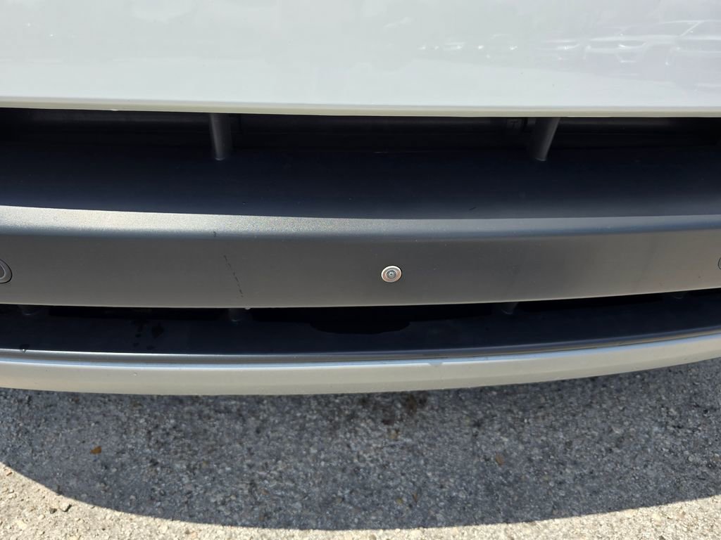 Used 2025 Land Rover Discovery S image 9