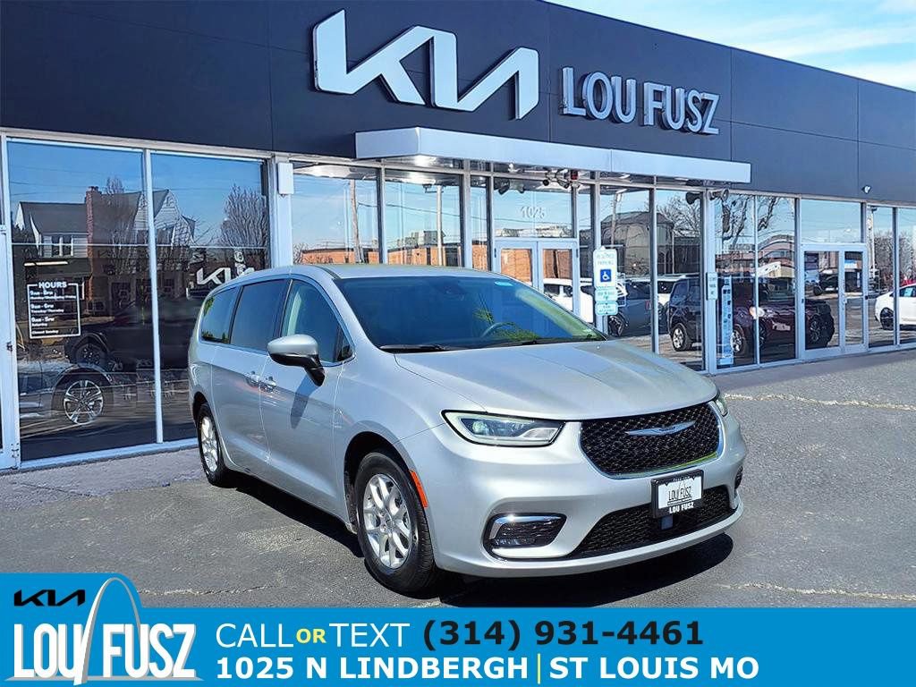 Used 2023 Chrysler Pacifica Touring-L FWD image 1
