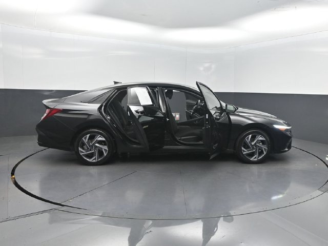 Used 2025 Hyundai Elantra Sport FWD image 31