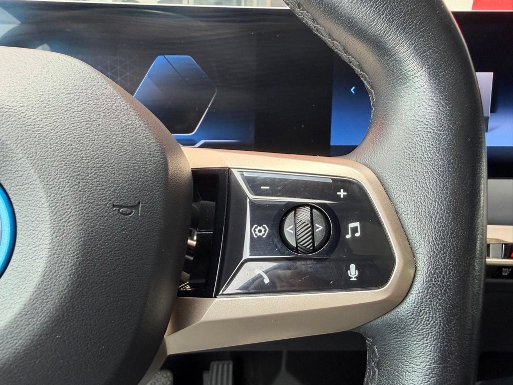 Used 2023 BMW iX xDrive50 w/ Sport Package AWD/4WD image 15