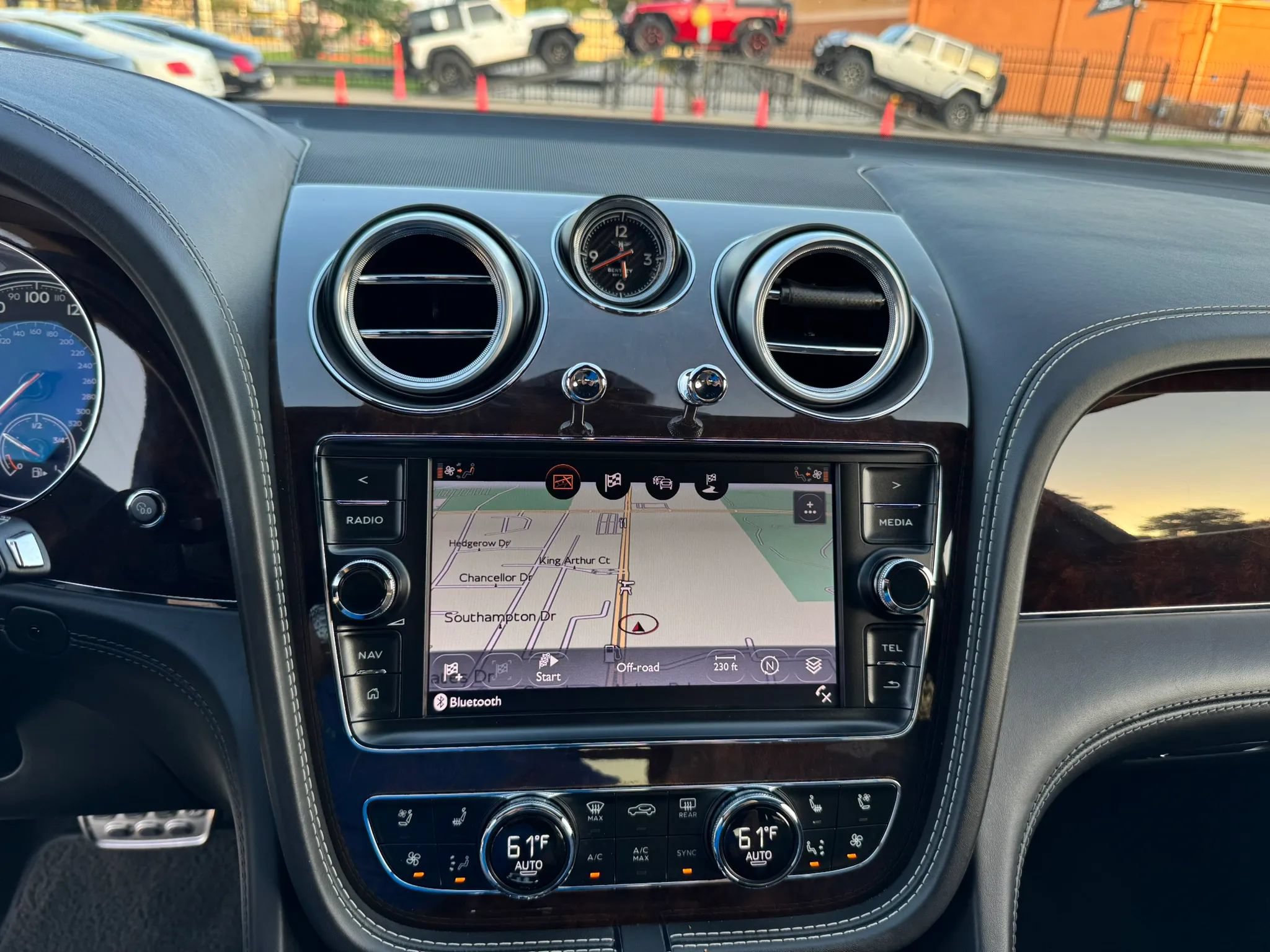 Used 2018 Bentley Bentayga AWD/4WD image 37