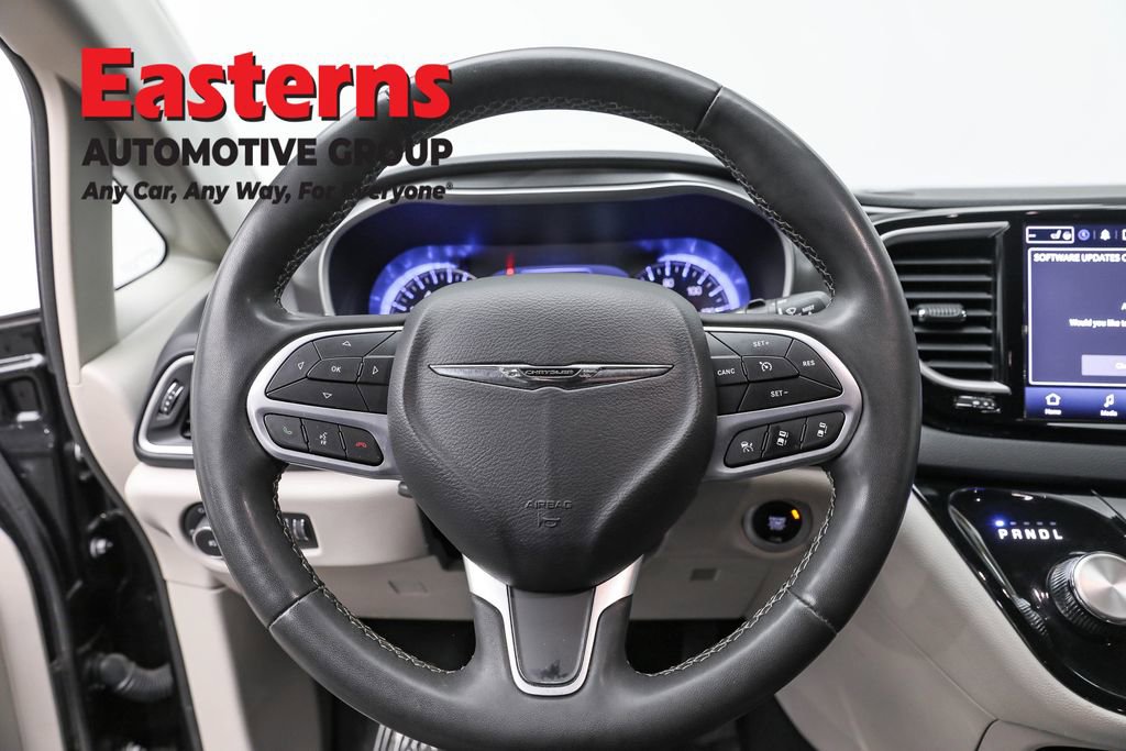 Used 2023 Chrysler Pacifica Touring-L FWD image 10