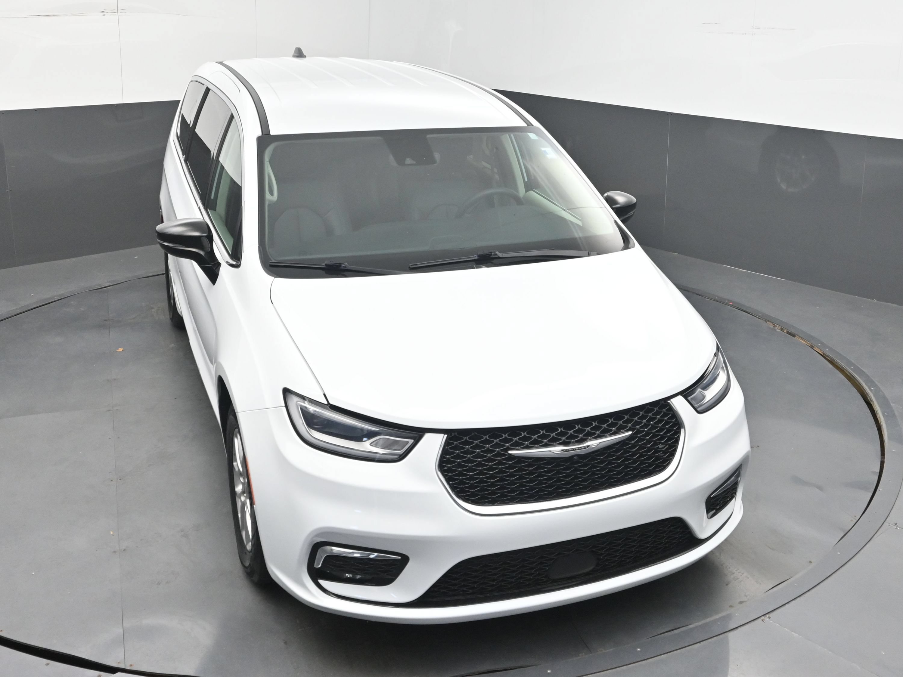 Used 2024 Chrysler Pacifica Touring-L FWD image 27