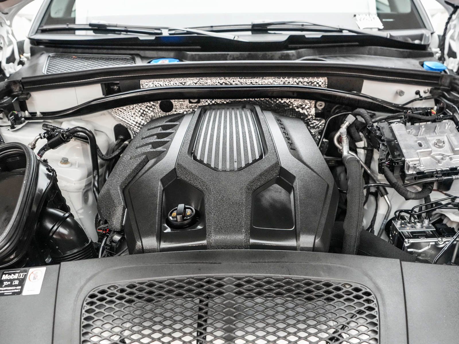 Certified 2025 Porsche Macan image 31