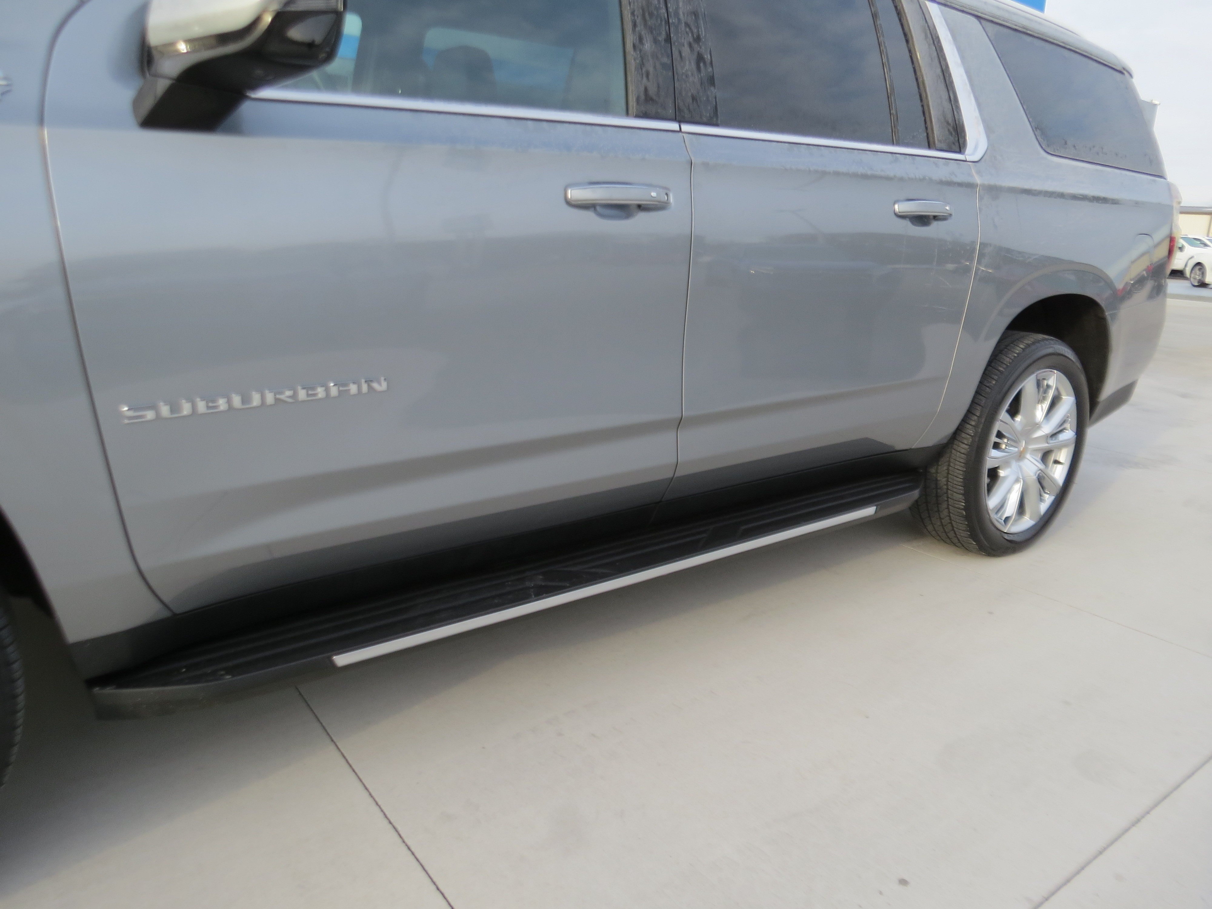 Used 2023 Chevrolet Suburban High Country RWD image 10