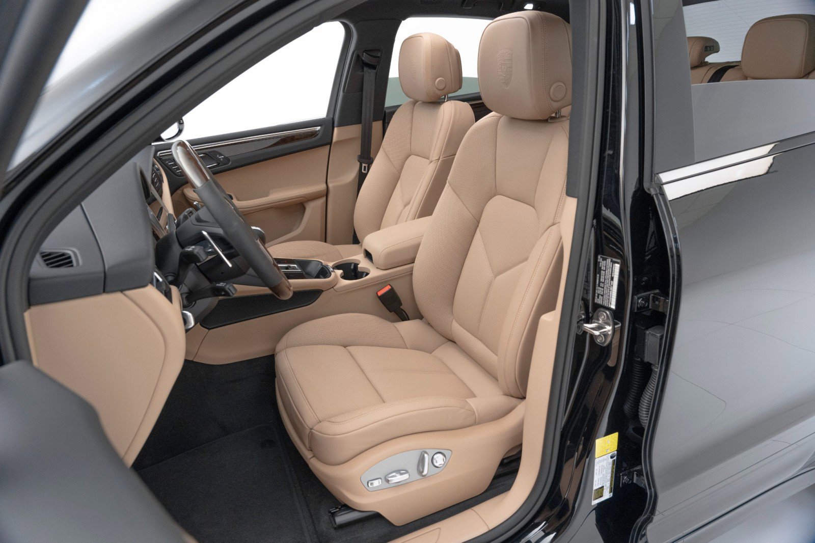 Certified 2025 Porsche Macan AWD/4WD image 5