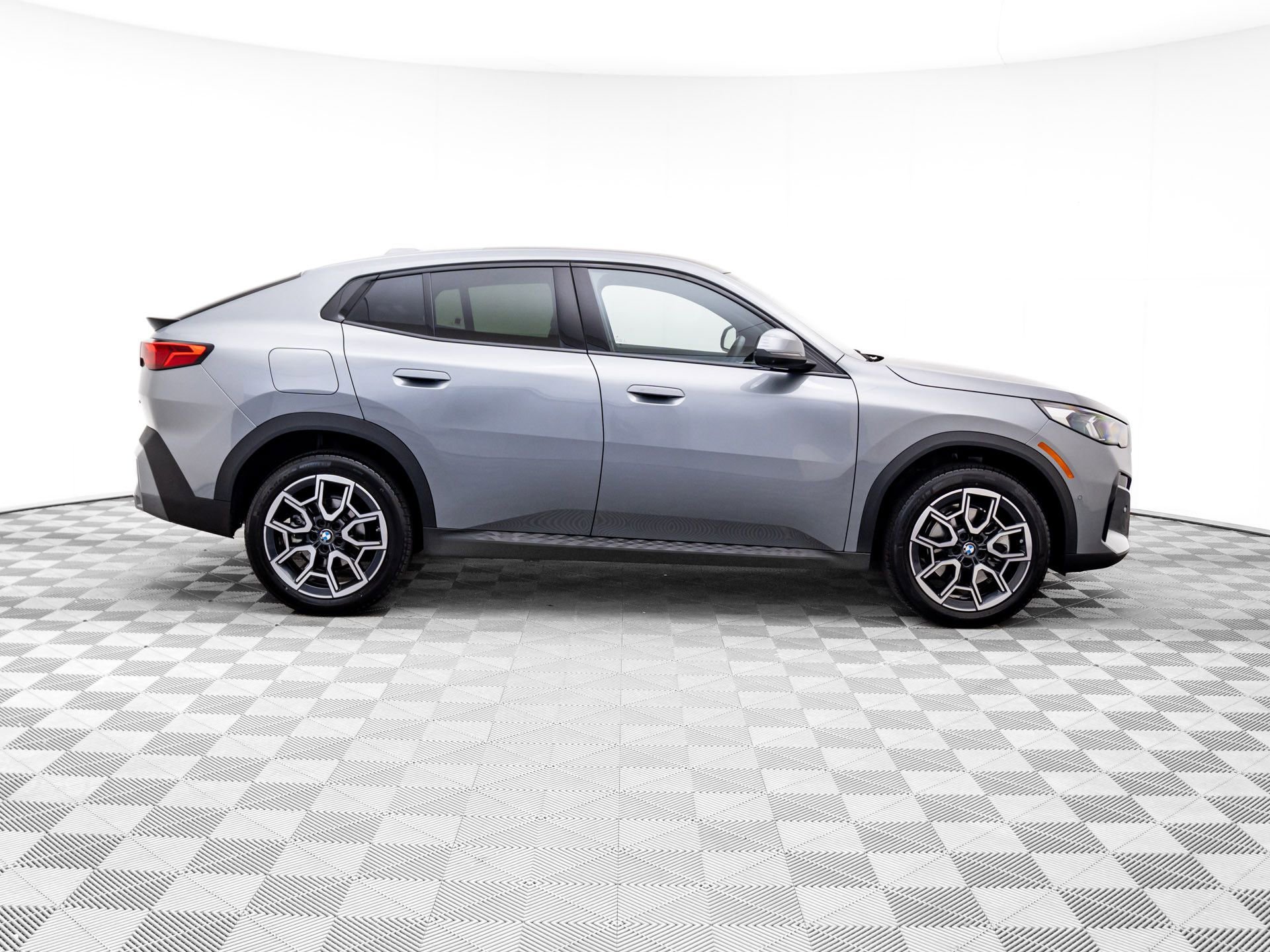 Certified 2025 BMW X2 xDrive28i w/ Premium Package image 6