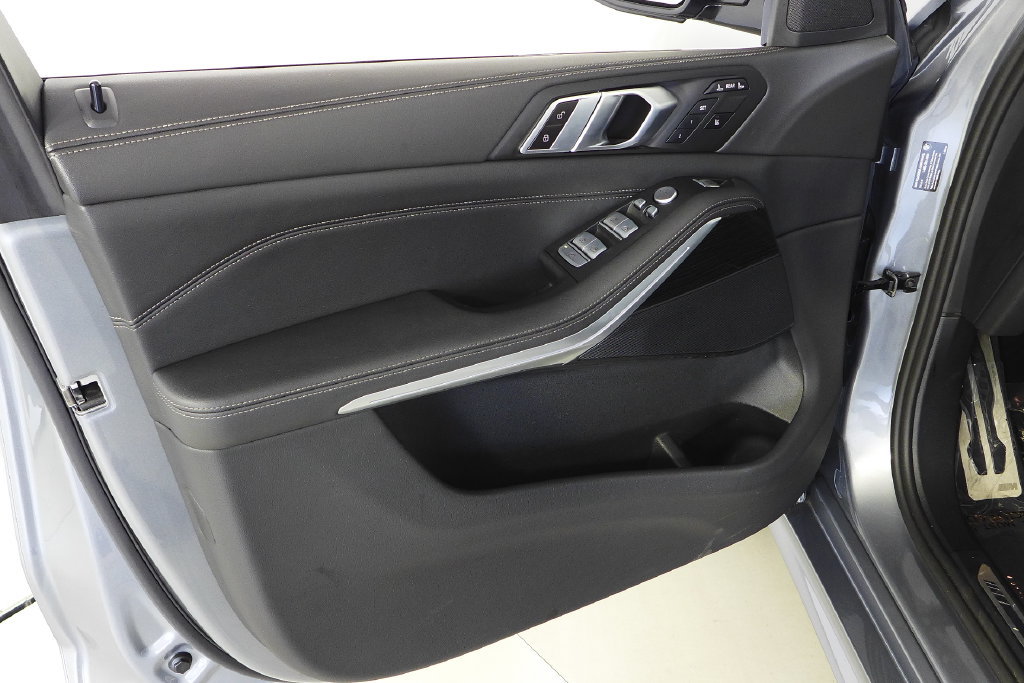 Used 2024 BMW X7 xDrive40i w/ M Sport Package AWD/4WD image 11
