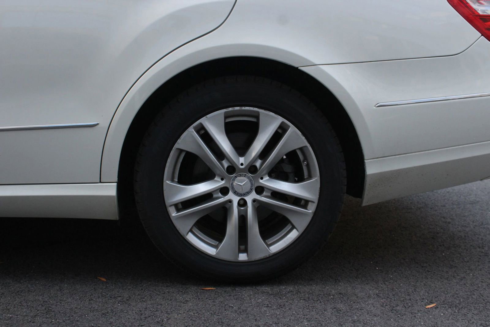 Used 2011 Mercedes-Benz E 350 4MATIC Sedan image 5