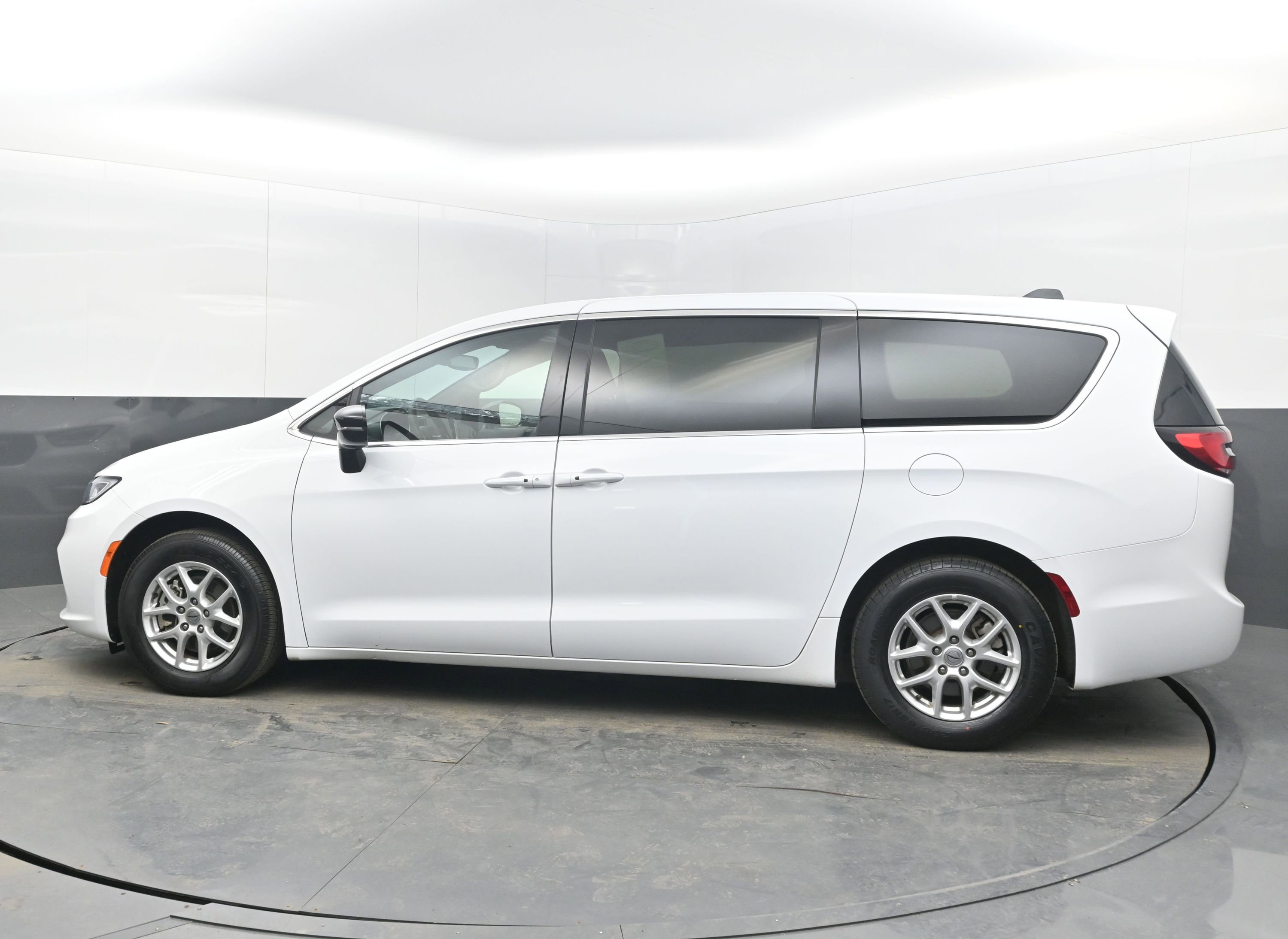 Used 2025 Chrysler Pacifica Select image 5