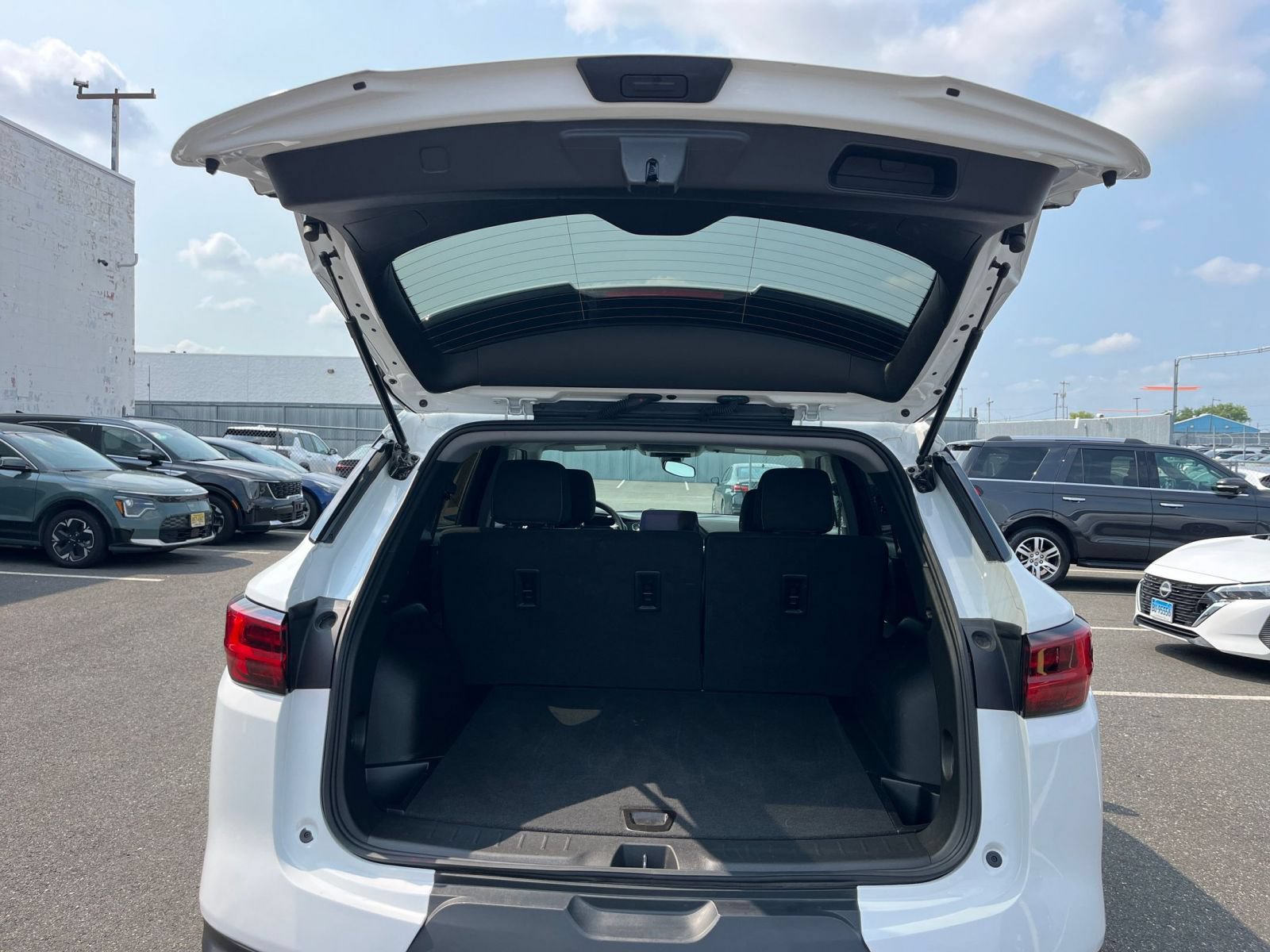 Used 2025 Chevrolet Blazer LT FWD image 32