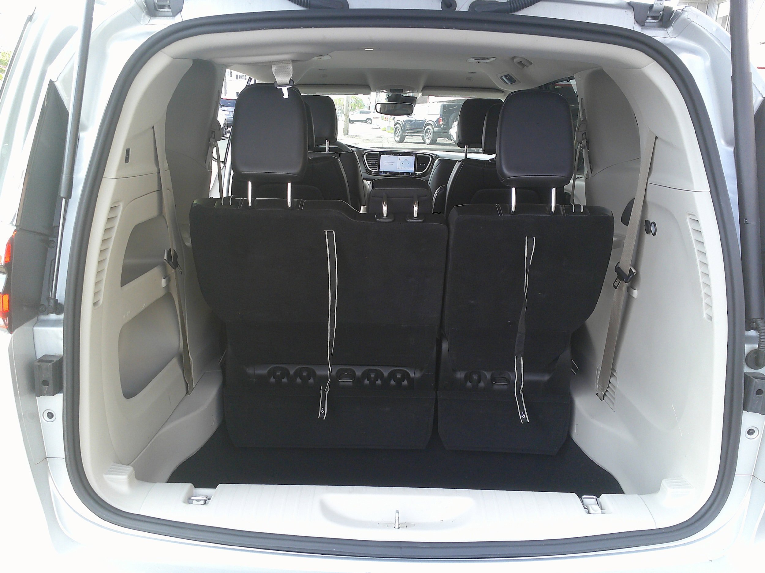 Used 2024 Chrysler Pacifica Touring-L FWD image 16