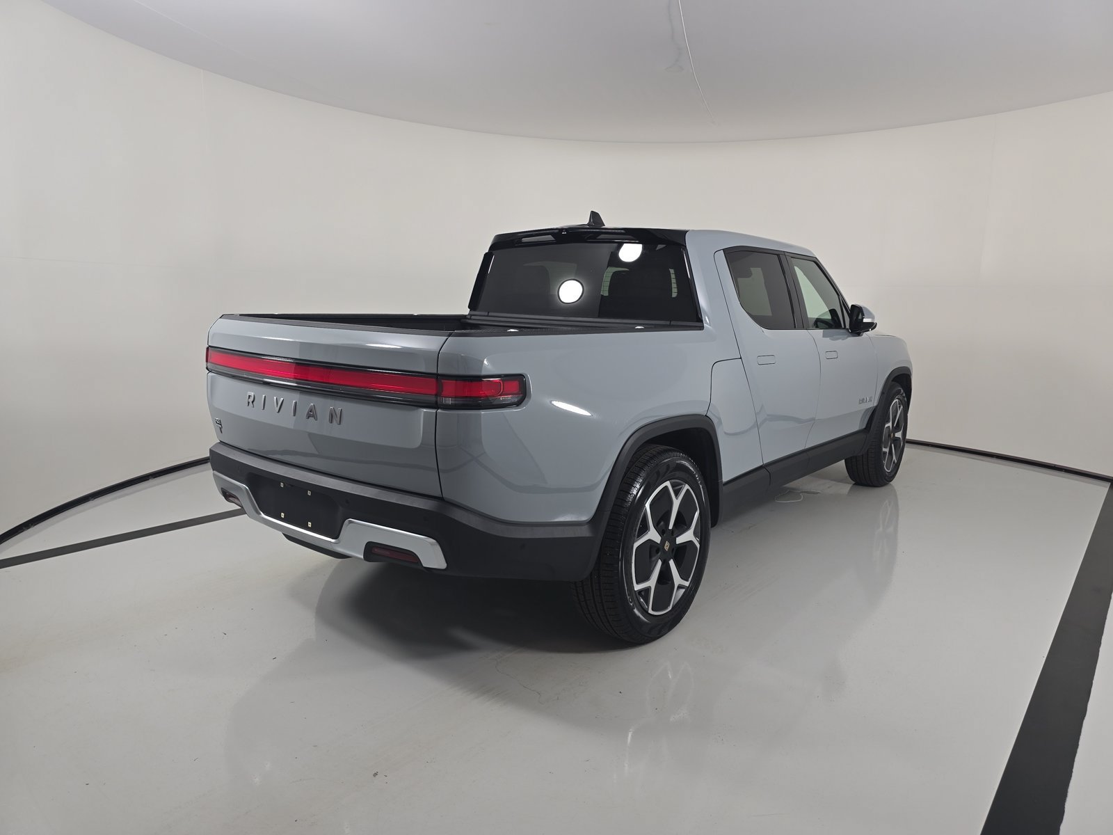 Used 2024 Rivian R1T Adventure Dual AWD/4WD image 5