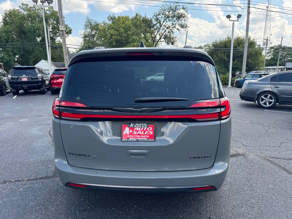 Used 2025 Chrysler Pacifica Limited FWD image 7