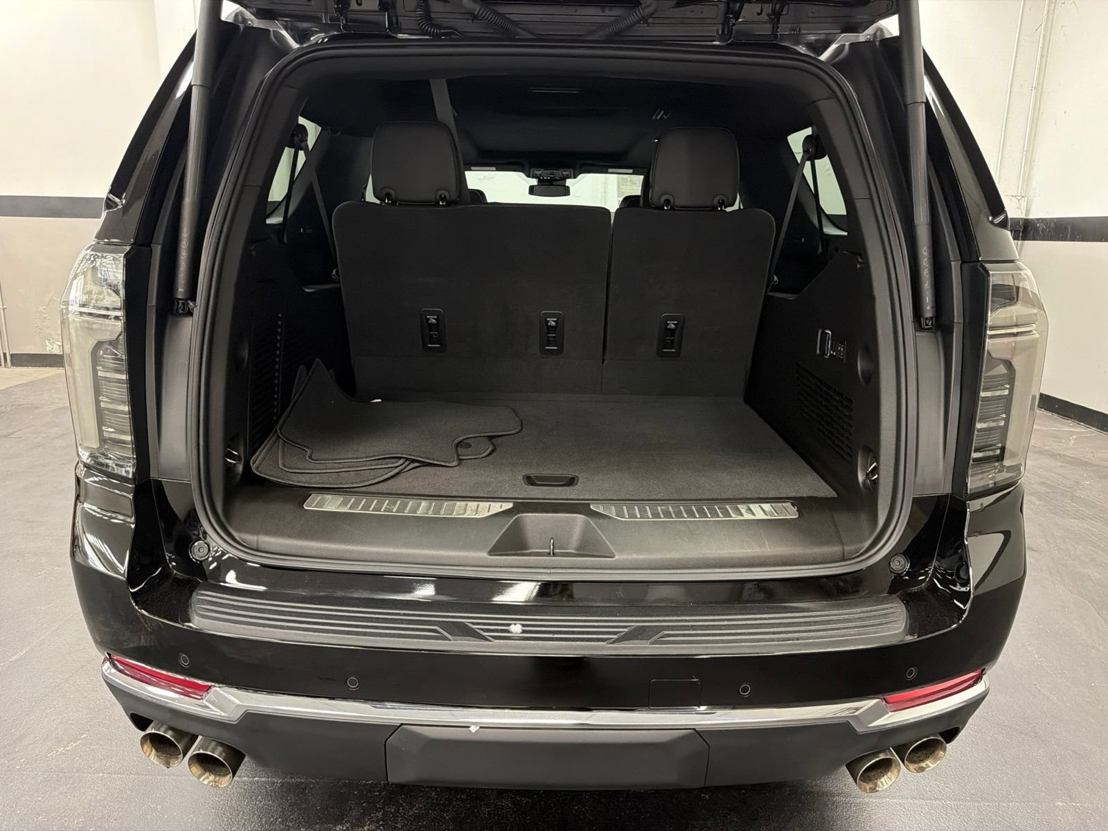 Used 2025 Chevrolet Suburban Premier w/ Sun And Tow Package AWD/4WD image 16