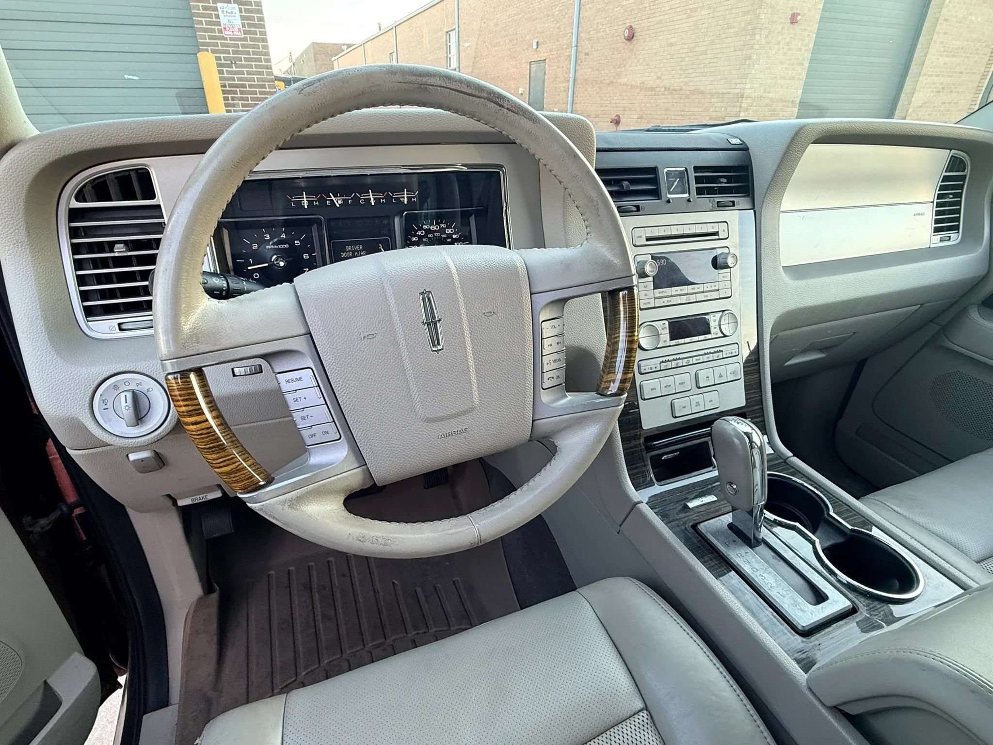 Used 2010 Lincoln Navigator 4WD image 14
