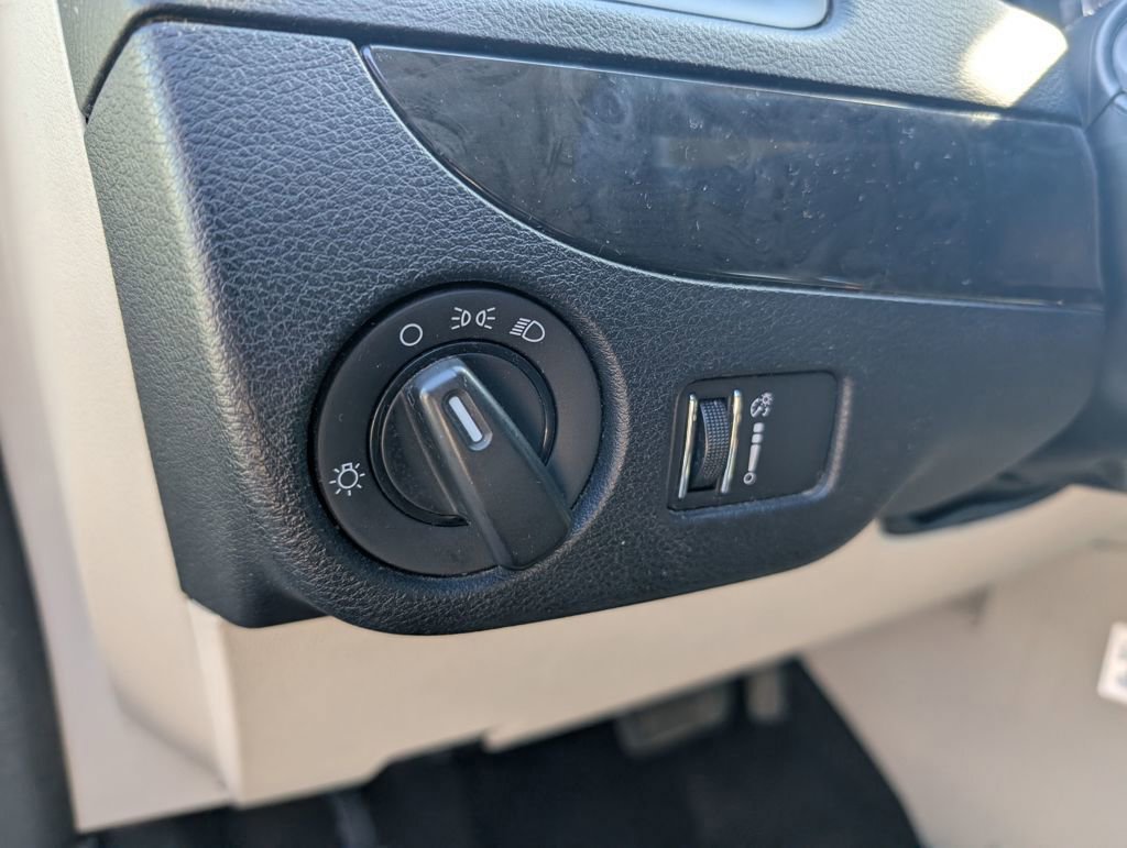 Used 2019 Dodge Grand Caravan SE w/ UConnect Hands-Free Group image 15