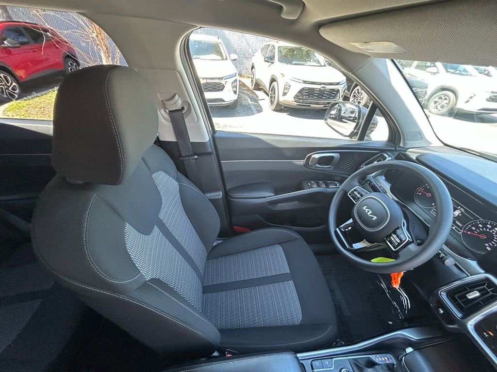 Used 2023 Kia Sorento LX image 28