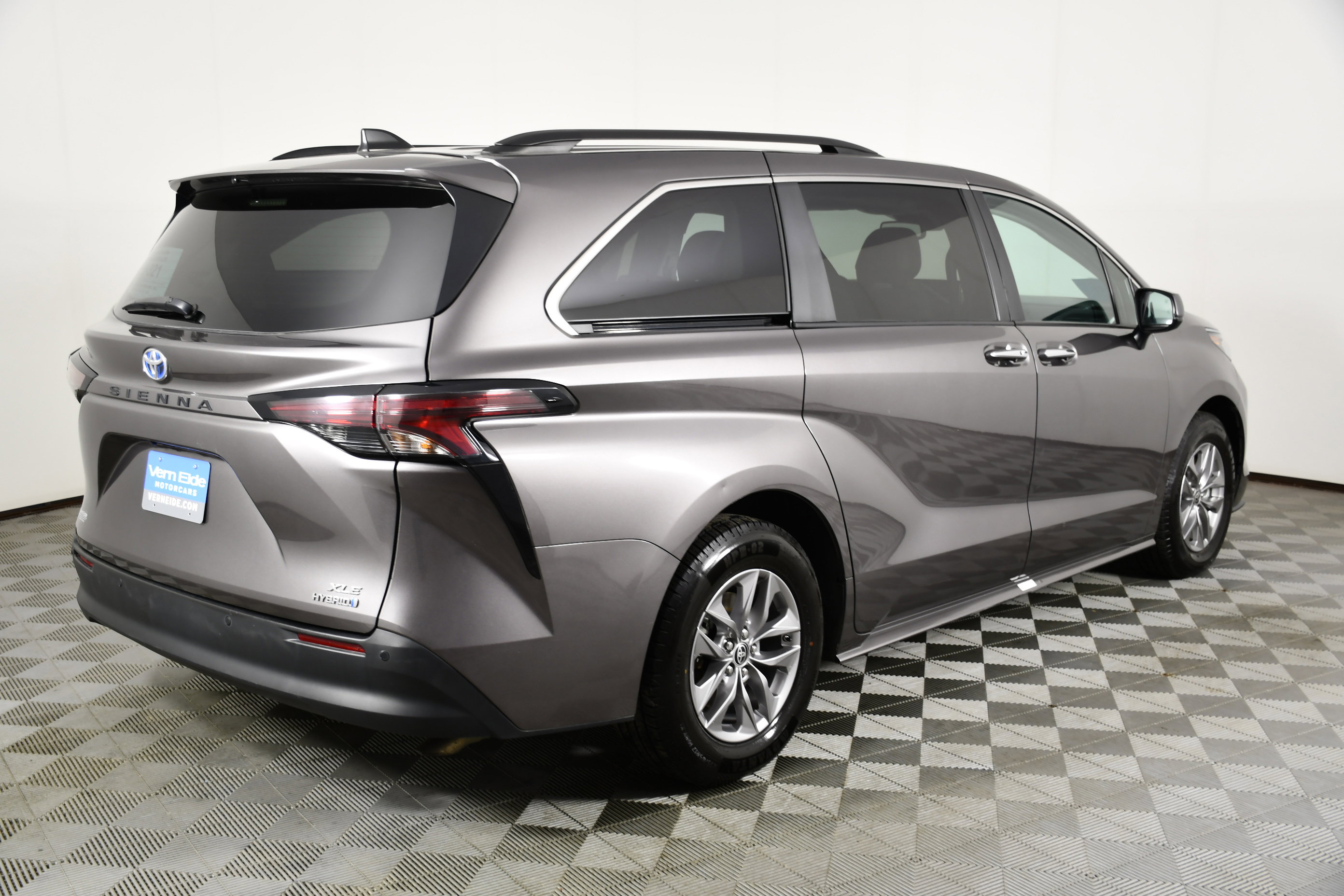 Used 2024 Toyota Sienna XLE image 6