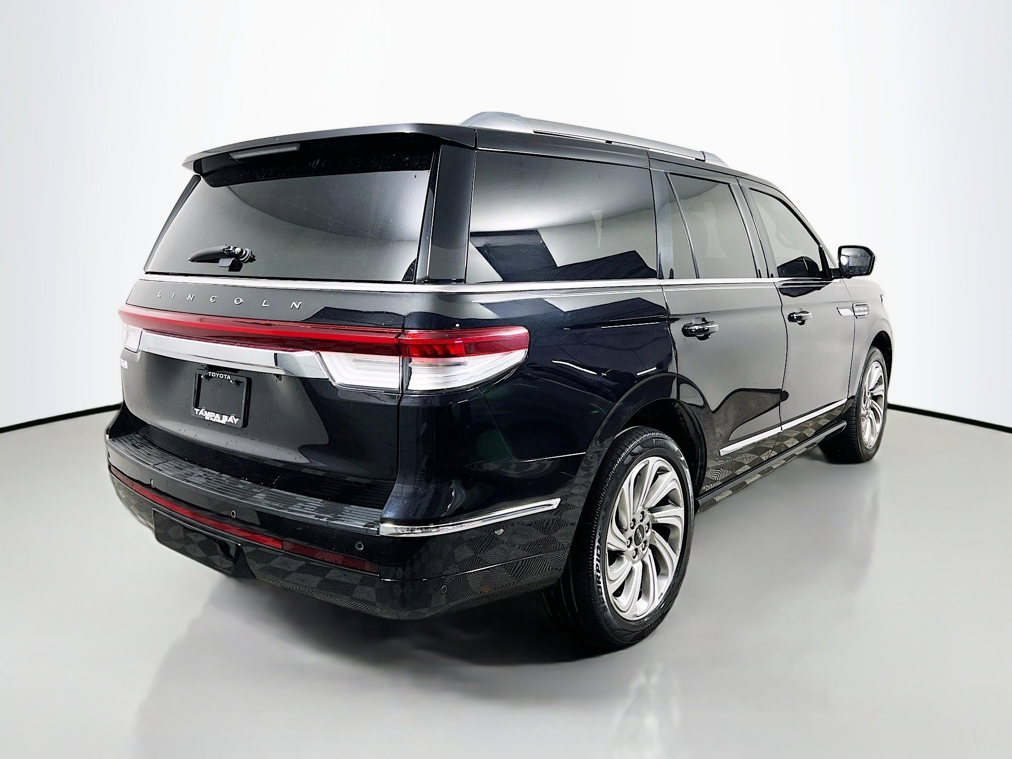 Used 2022 Lincoln Navigator Reserve image 4