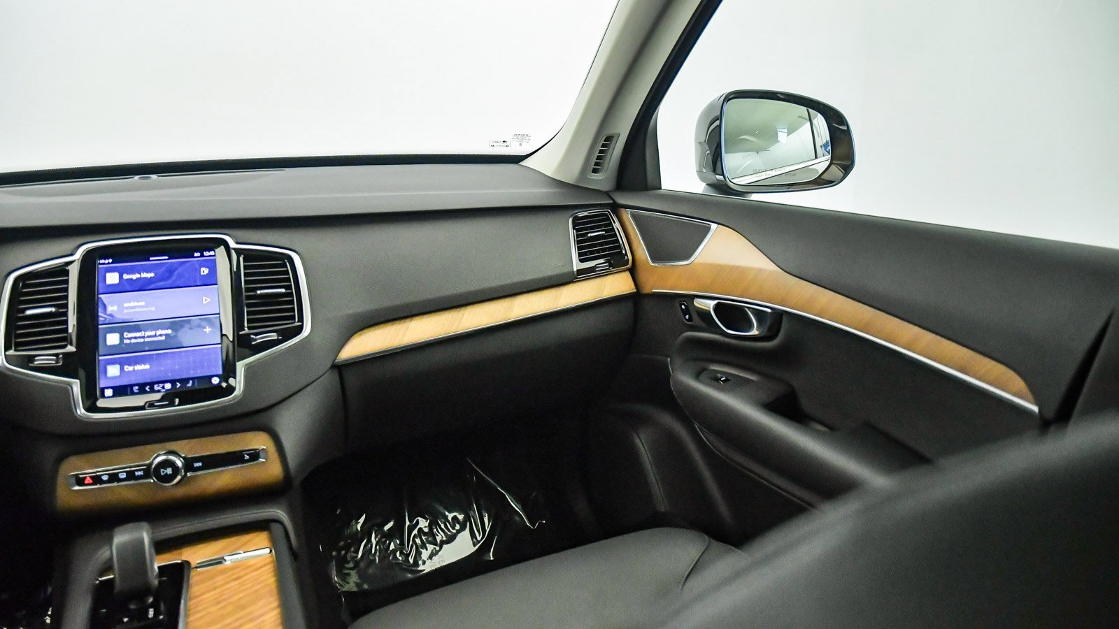 Certified 2025 Volvo XC90 B6 Plus image 16