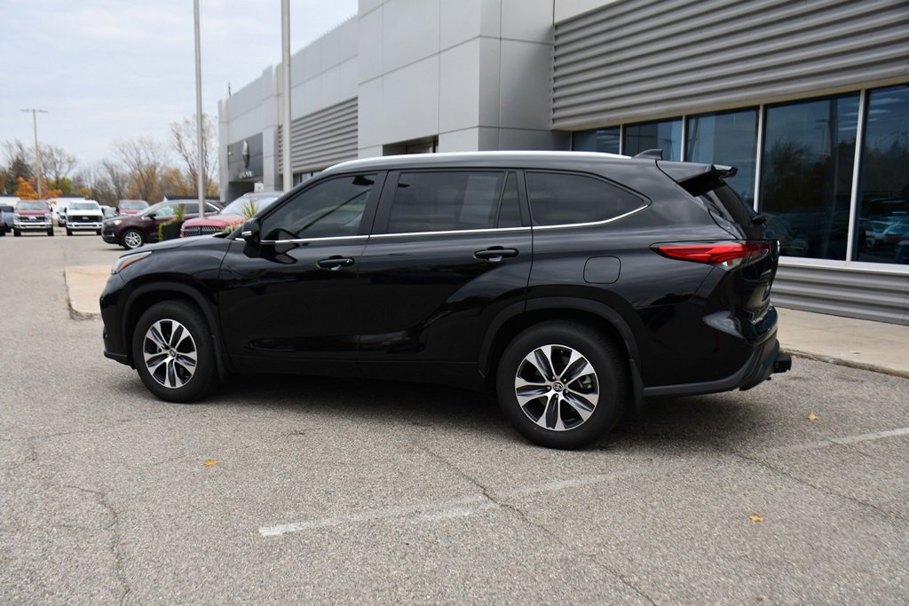 Used 2023 Toyota Highlander XLE image 3