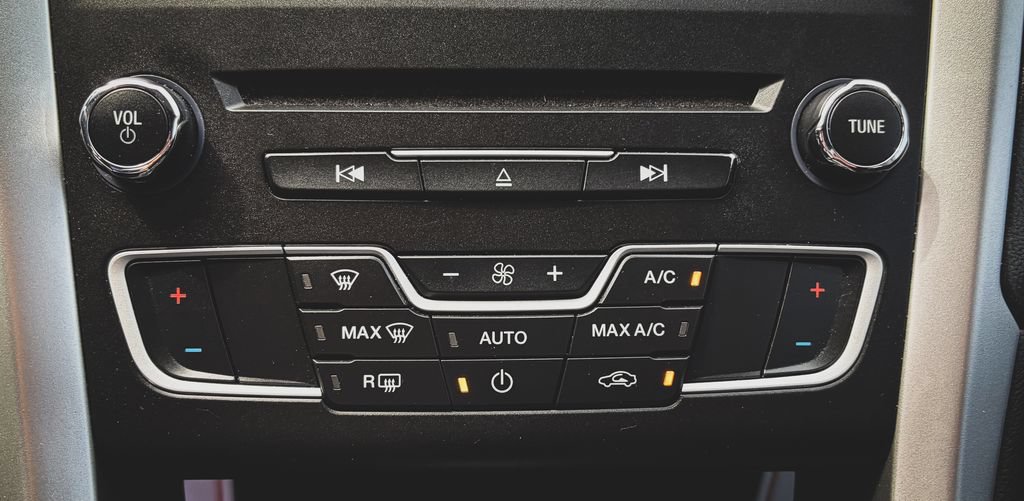 Used 2016 Ford Fusion SE FWD image 12